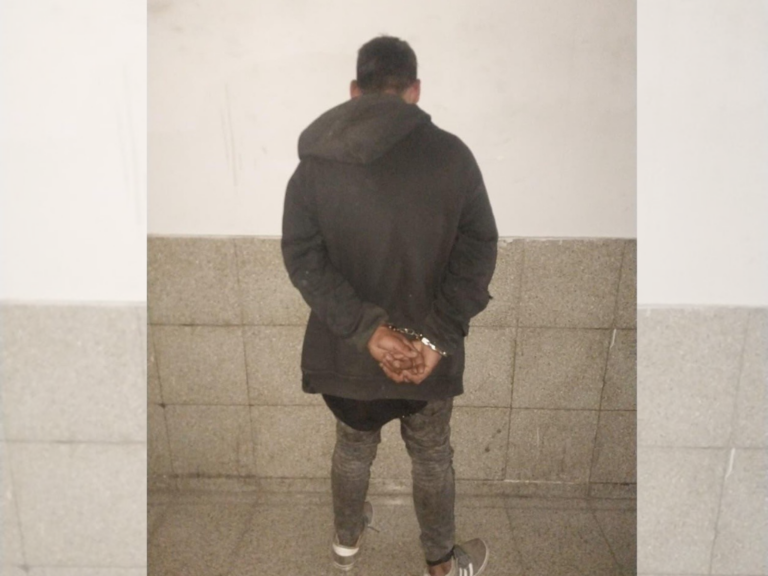 Limpiavidrios detenido tras intentar robar celular en semáforo