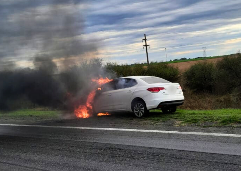 Sanlorencino ileso tras el incendio de su auto en la autopista Rosario – Santa Fe
