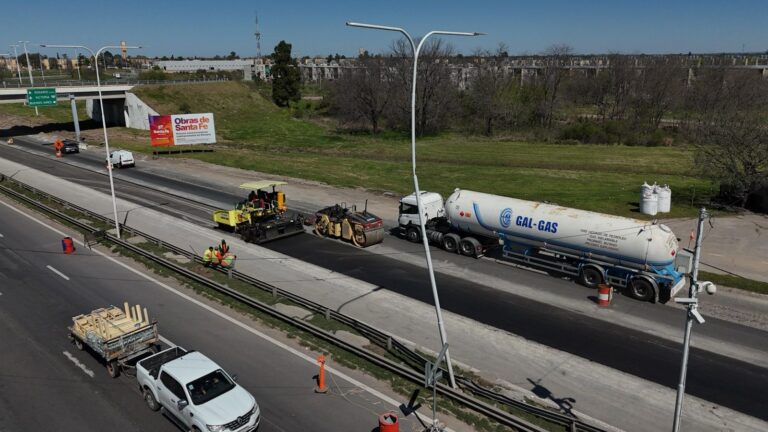 Con trabajos nocturnos, Provincia avanza en la construcción del tercer carril de autopista, que ya tiene 40 % de ejecución