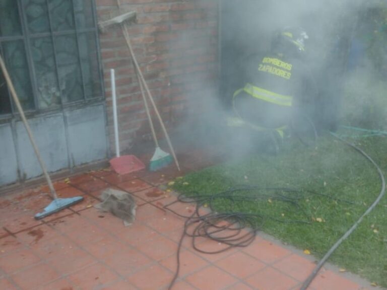 Bomberos controlan incendio en depósito de vivienda en San Lorenzo