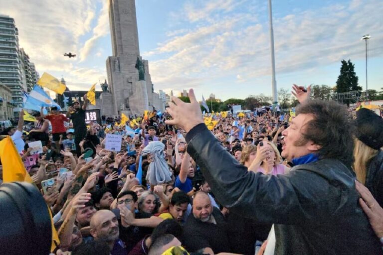 Milei cierra su campaña en Rosario y enfrenta una contramarcha opositora