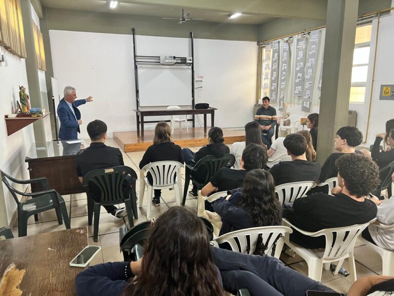 Charla sobre Derecho Laboral en el Colegio San Carlos