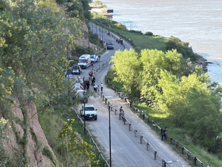 Buscan desesperadamente a un adolescente en las aguas del Paraná