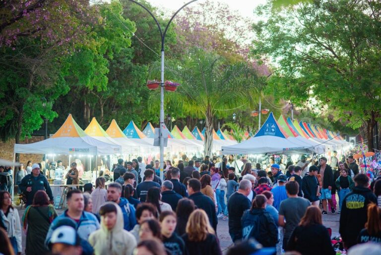 San Lorenzo celebró la ExpoArtesanos 2025 con feria, música y sabores de la región