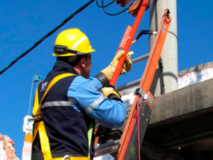 Inspectores de la EPE controlan conexiones irregulares de electricidad en Santa Fe.