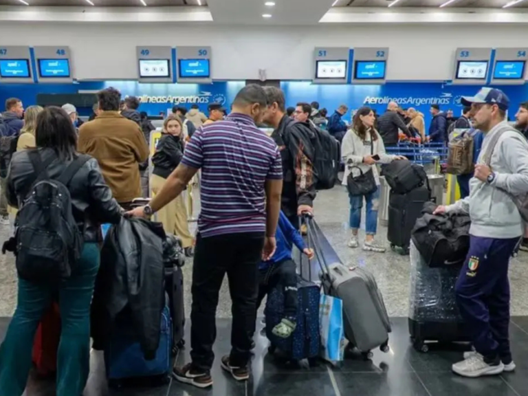 Demoras en Aeroparque por medida gremial y fuertes lluvias