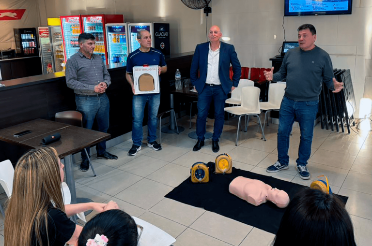 La Municipalidad de San Lorenzo dotó de un desfibrilador a otra estación de servicio