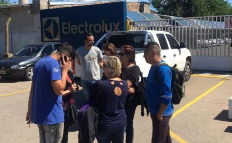 Electrolux suspendió a 400 trabajadores en Rosario y la UOM alerta por más de 2.000 empleos perdidos en 2025