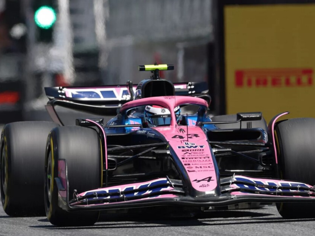 Franco Colapinto en acción durante el GP de Singapur 2025 de Fórmula 1.
