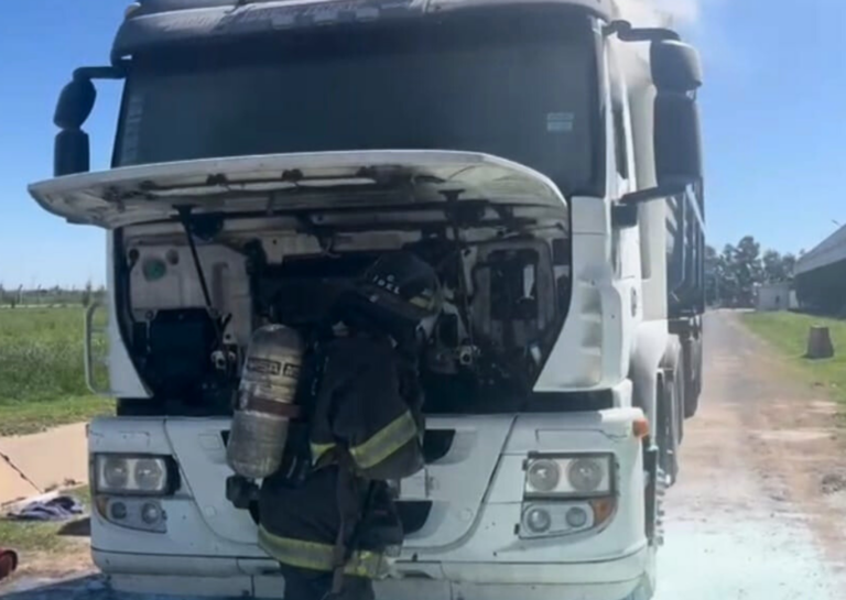 Principio de incendio en un camión en la planta de Profertil: rápida intervención de Bomberos evitó daños mayores