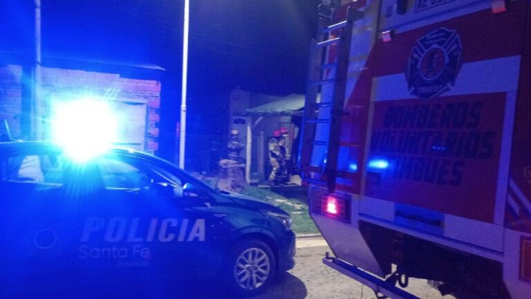Timbúes: un incendio destruyó una carpintería, pero los bomberos evitaron una tragedia mayor