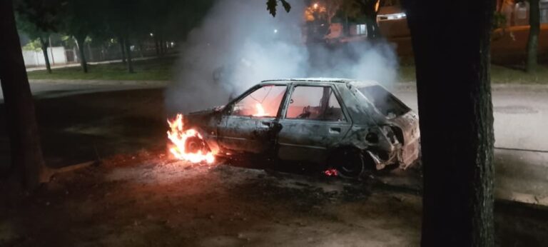 Incendio consume un automóvil estacionado en Puerto Gral. San Martín