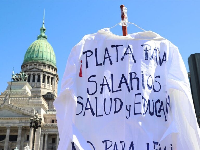 El Gobierno promulgó las leyes de emergencia pediátrica y financiamiento universitario, pero suspendió su aplicación hasta definir los fondos