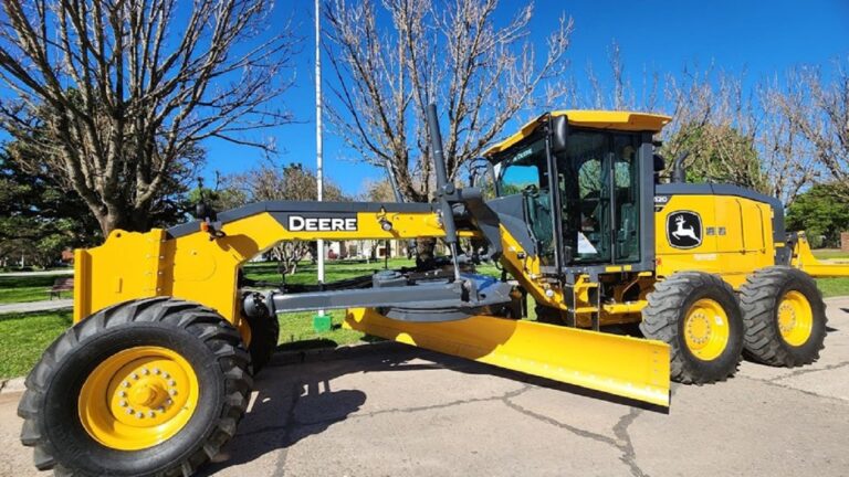 San Jerónimo Sud moderniza su parque de maquinaria con una motoniveladora de 300 millones de pesos