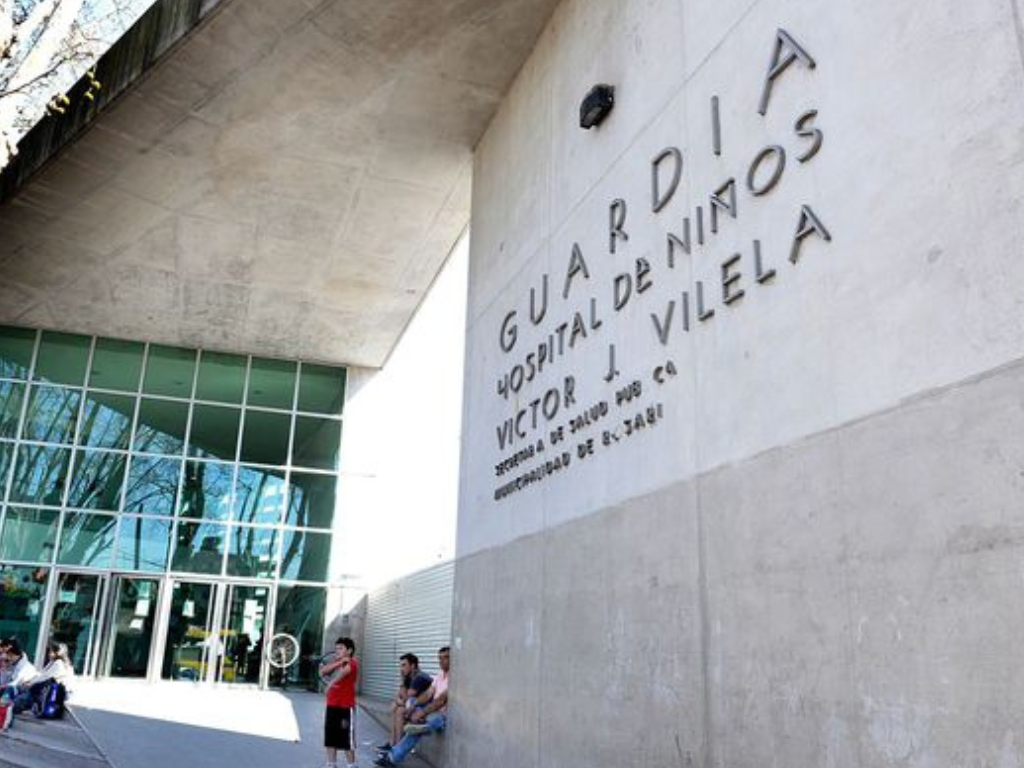 Niña de 3 años atropellada por un tren en Rosario siendo atendida por personal médico.