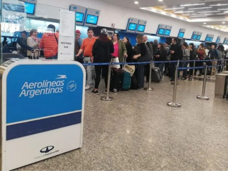 Pilotos ratifican medidas de fuerza en Aerolíneas Argentinas