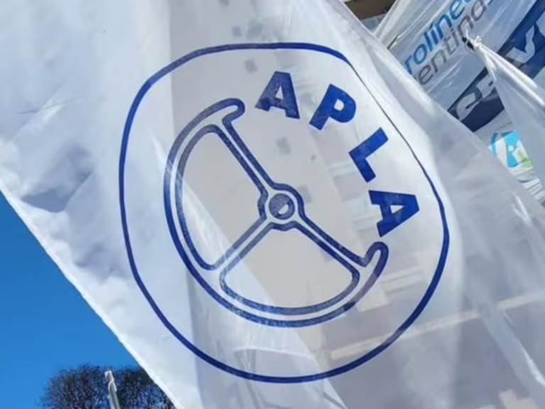 Paro de pilotos: Aerolíneas Argentinas anticipa demoras.