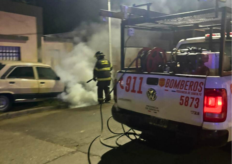 San Lorenzo: un Peugeot 504 se incendió en plena madrugada