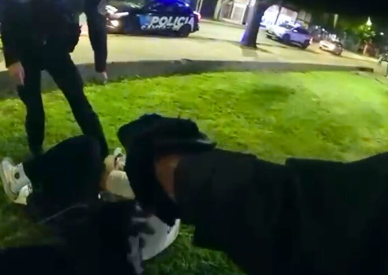 Usaron pistola Taser para reducir a una mujer que agredió a una joven frente a la Terminal de Ómnibus de Rosario