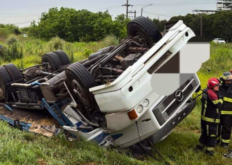 Grave vuelco de un camión cargado con colza en la autopista Rosario–Santa Fe, a la altura de San Lorenzo