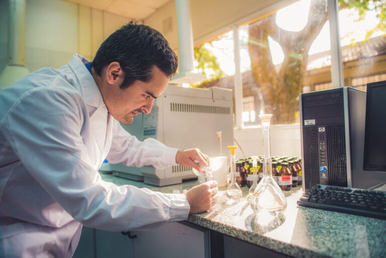 Agua potable segura: Aguas Santafesinas garantiza calidad y controles permanentes en toda la provincia