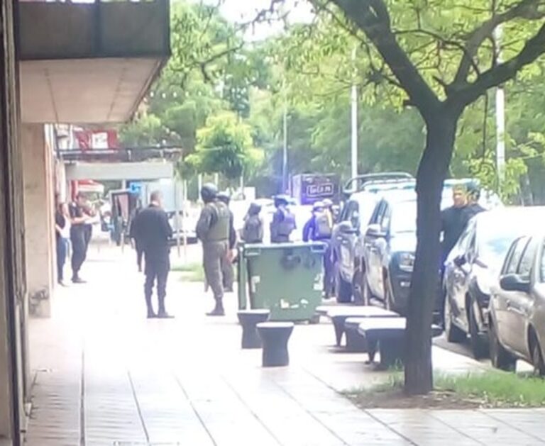 Fuerzas policiales se movilizaron en San Lorenzo por una medida de protección de tres  menores