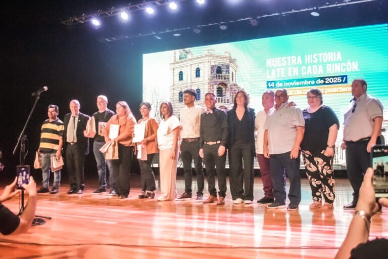 Puerto San Martín celebró su 136° aniversario con un emotivo acto en el Teatro Municipal