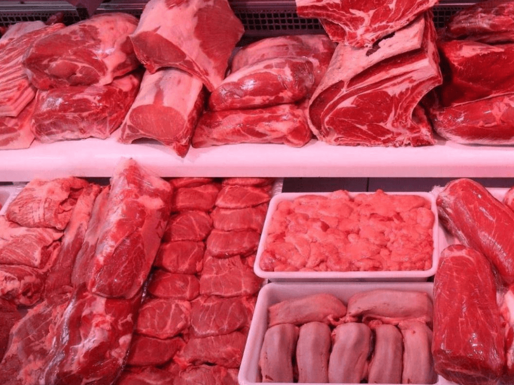 Mostrador de carnicería con cortes de carne