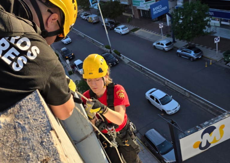 Riesgo en altura: Bomberos evitaron que una chapa suelta cayera desde 15 metros en pleno centro de San Lorenzo
