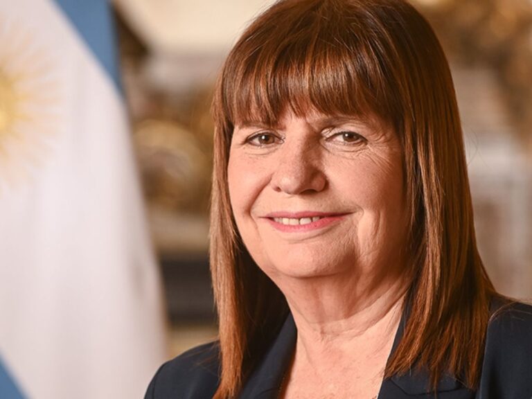 Bullrich firma DNI por una semana y lo comenta con ironía