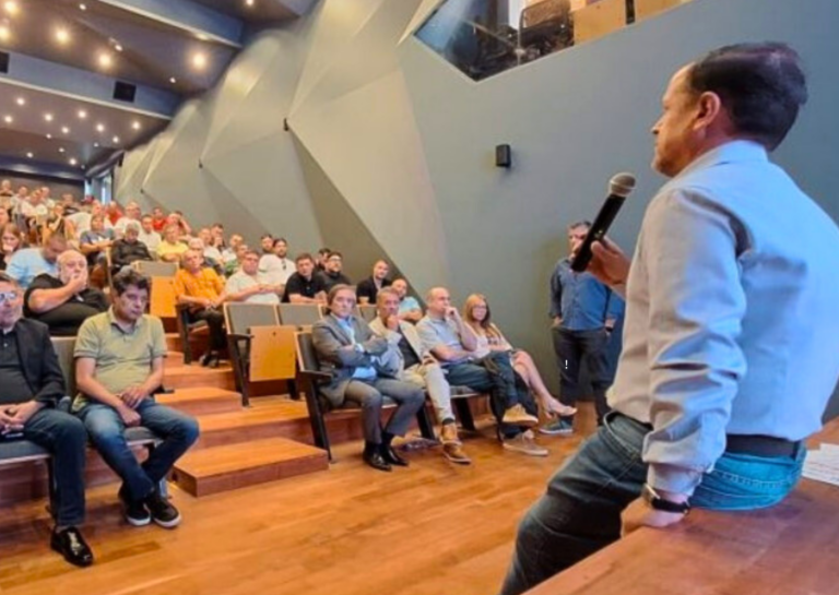 En el nuevo auditorio de Camioneros de Santa Fe en Rosario se realizó una jornada sobre capacitación en Seguridad Vial