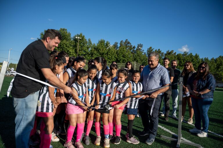 Timbúes inauguró la nueva cancha de césped sintético del Club Timbuense