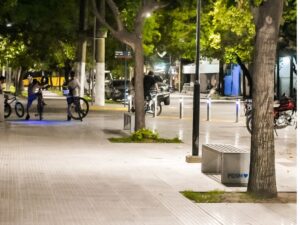Punto Seguro (tótem) instalado en la nueva etapa del centro comercial a cielo abierto en Puerto San Martín.