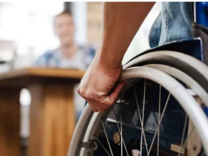 Persona mostrando el Certificado Único de Discapacidad CUD en Argentina 2025