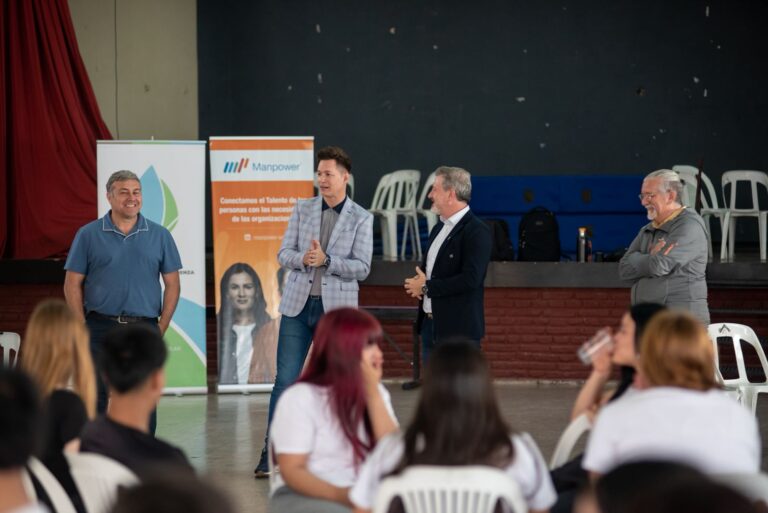 Estudiantes timbuenses se capacitan para su futura inserción laboral