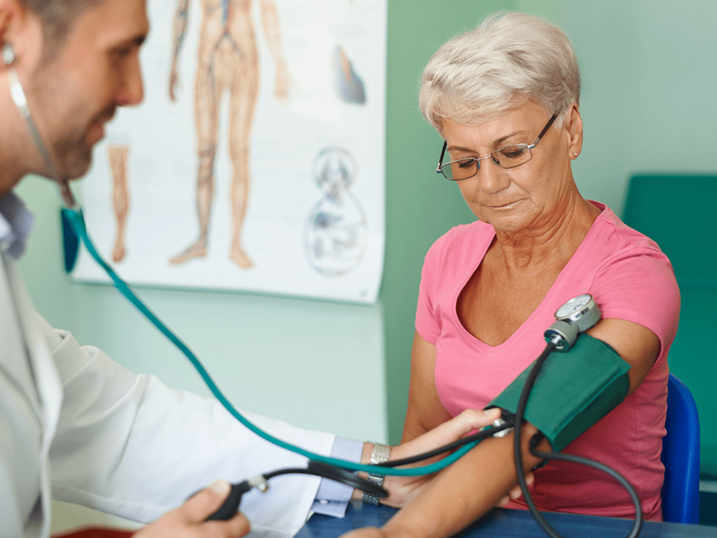 Adulto mayor realizando control cardiovascular gratuito