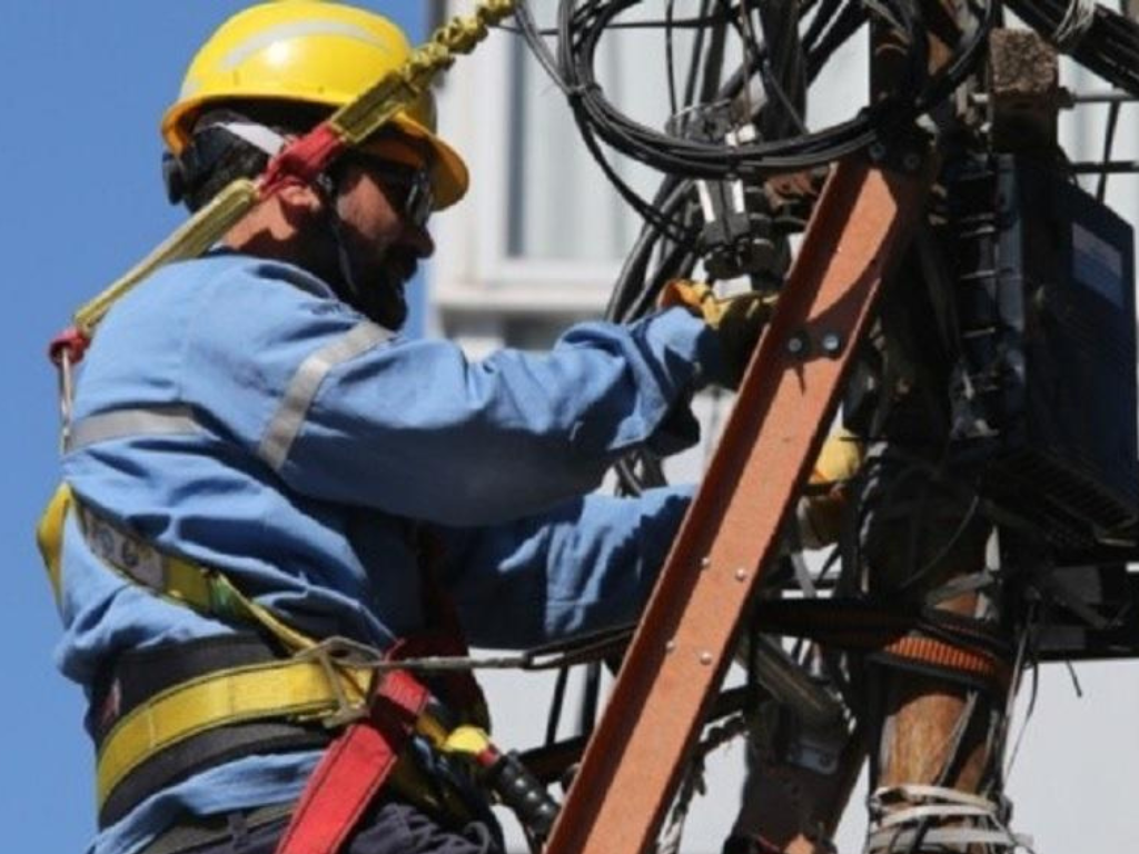 Operarios de la EPE durante tareas de mantenimiento por corte de luz en San Lorenzo