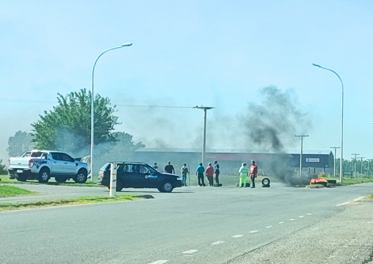Pescadores realizan bloqueos en rutas de la región