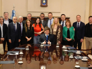 Javier Milei presidiendo la primera reunión de su gabinete renovado en la Casa Rosada