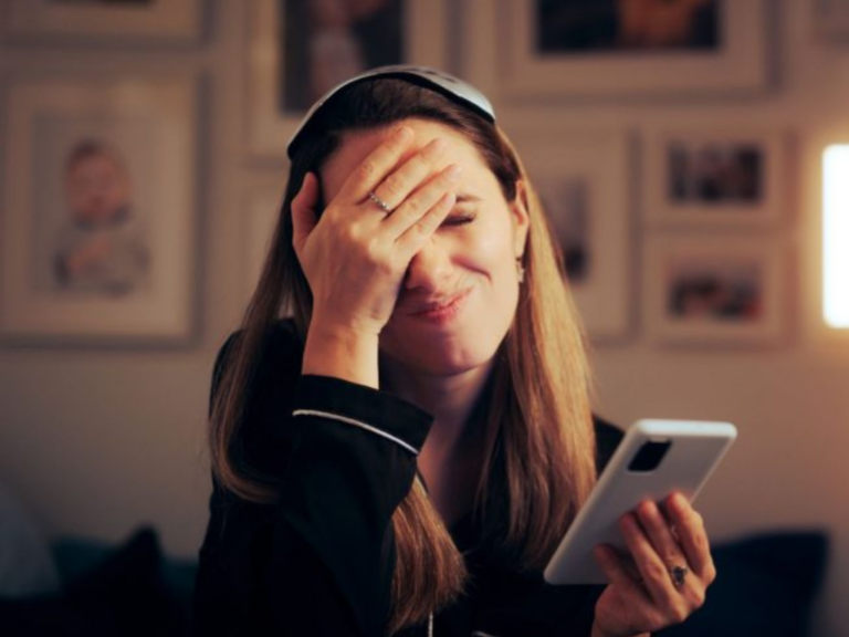 Generación Z evita llamadas y prefiere la autogestión digital