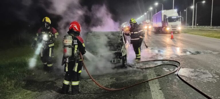 Incendio destruye Renault Logan en la autopista Rosario–Santa Fe; conductor sale ileso