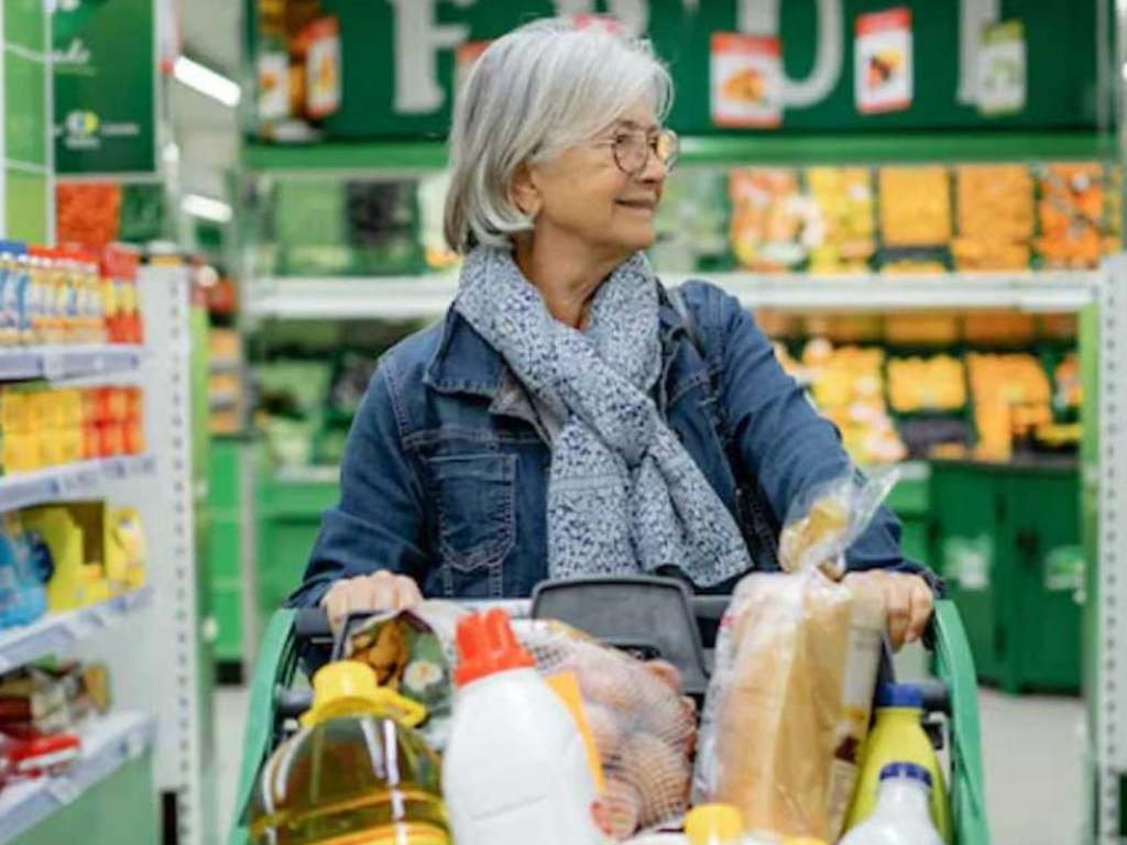 Jubilado realizando compras con tarjeta de débito y recibiendo reintegros de Anses