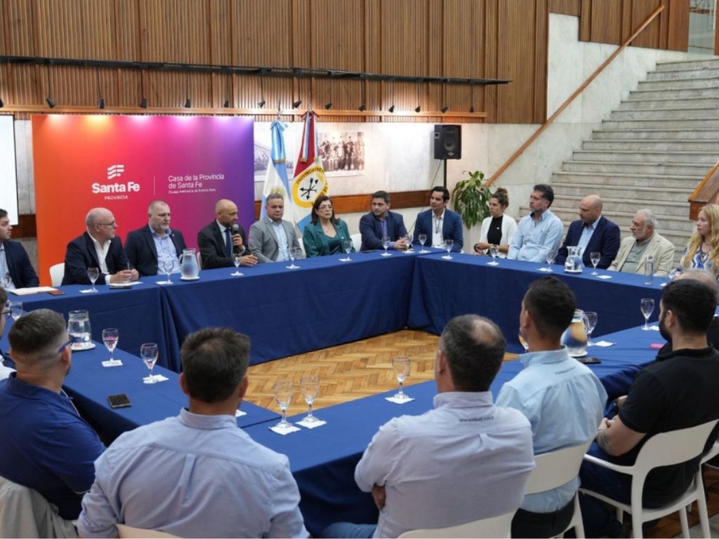 Mesa de reuniones con autoridades y empresas en Esnav 2025, Santa Fe Hidrovía