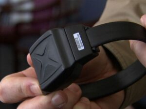 Tobilleras electrónicas duales en Santa Fe para proteger víctimas de violencia de género