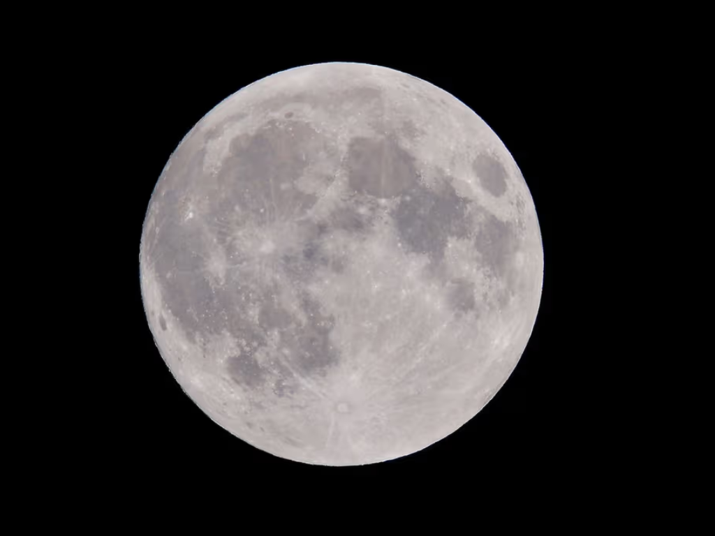 Superluna más grande del año sobre el horizonte