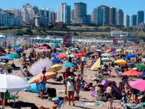 Turismo en fin de semana largo: turistas visitando destinos en Argentina