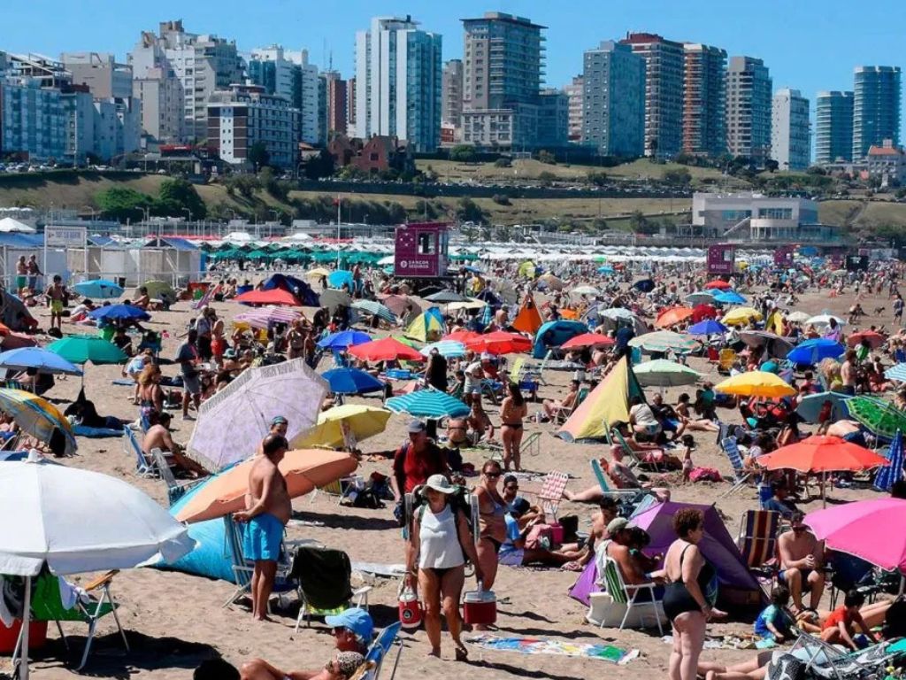 Turismo en fin de semana largo: turistas visitando destinos en Argentina