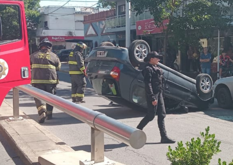 Vuelco en avenida San Martín:  “Iba manejando atenta, sin usar el celular”