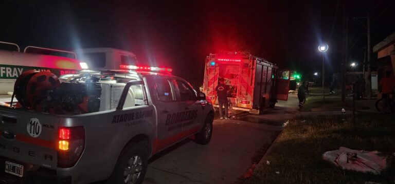 Un incendio aparentemente intencional en Fray Luis Beltrán con pérdidas totales