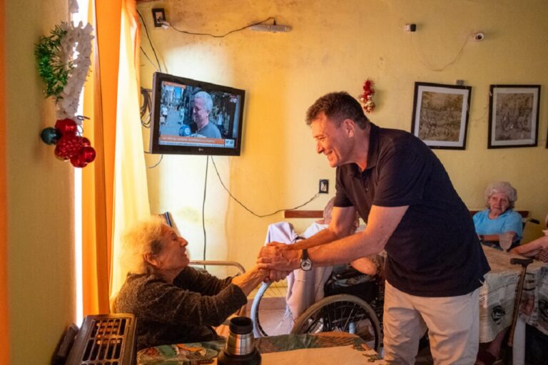 Raimundo entregó productos de la canasta navideña a hogares de adultos mayores